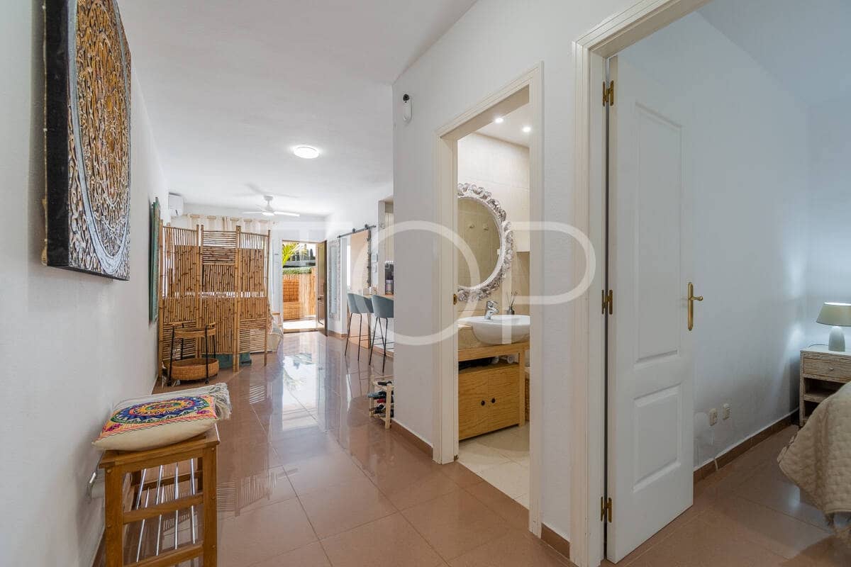 2 bedroom Flat for sale in Playa del Duque with pool garage - € 435,000 (Ref: 10048590)