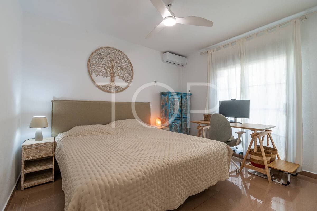 2 bedroom Flat for sale in Playa del Duque with pool garage - € 435,000 (Ref: 10048590)