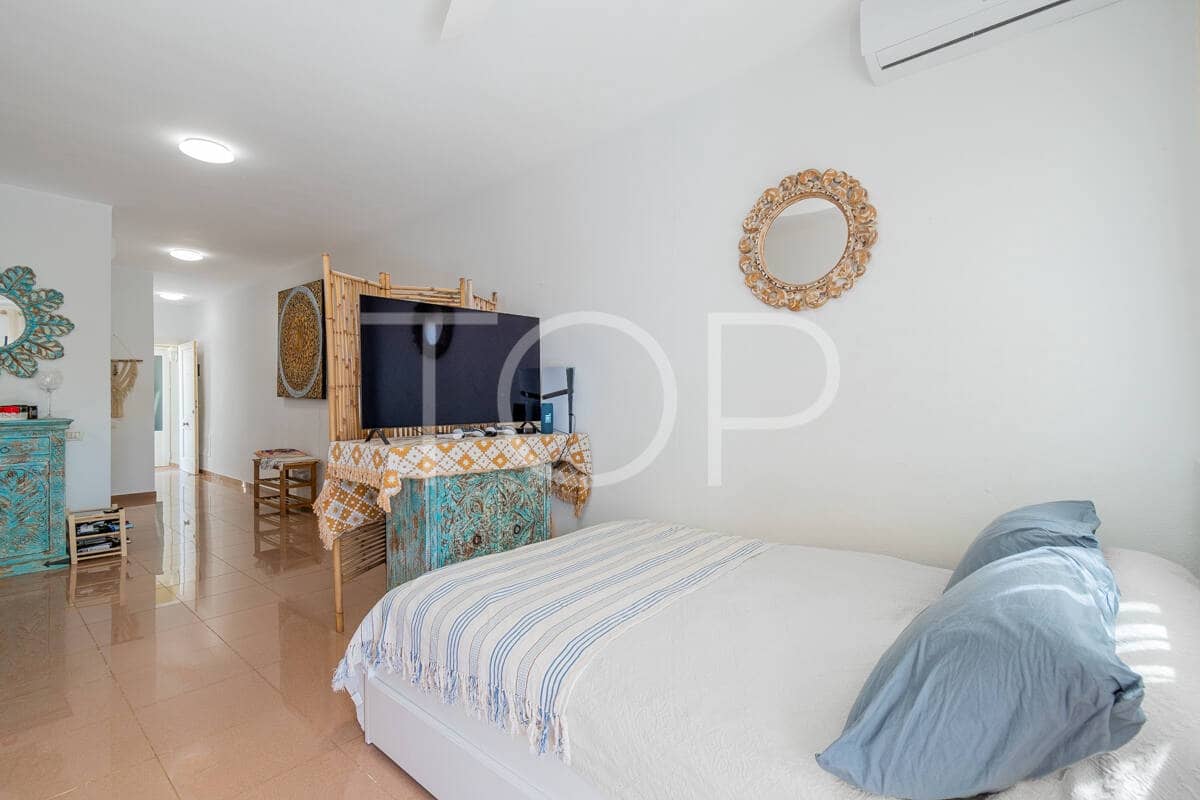 2 bedroom Flat for sale in Playa del Duque with pool garage - € 435,000 (Ref: 10048590)