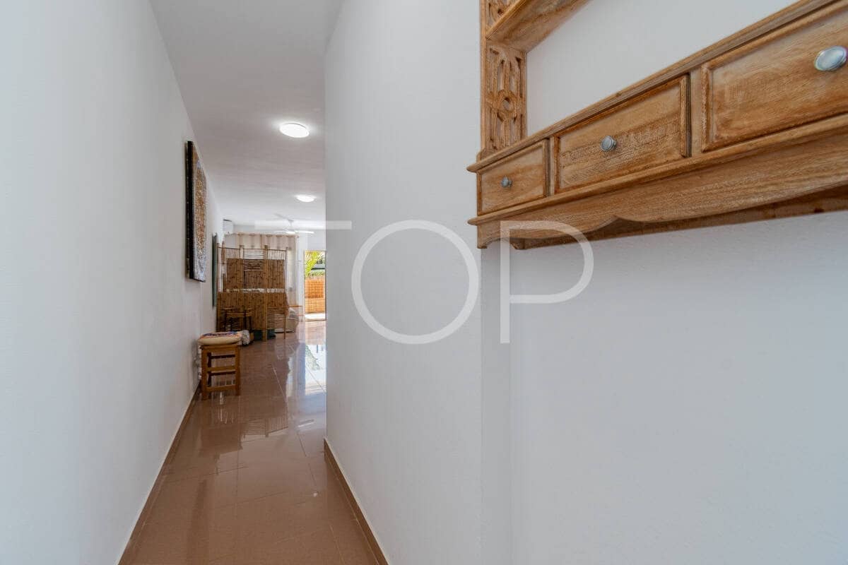 2 bedroom Flat for sale in Playa del Duque with pool garage - € 435,000 (Ref: 10048590)