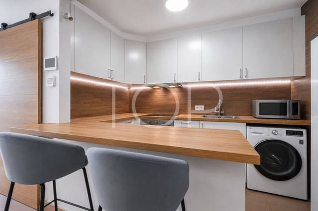 2 soverom Leilighet til salgs i Playa del Duque, Adeje med svømmebasseng garasje - € 435 000 (Ref: 10048590)