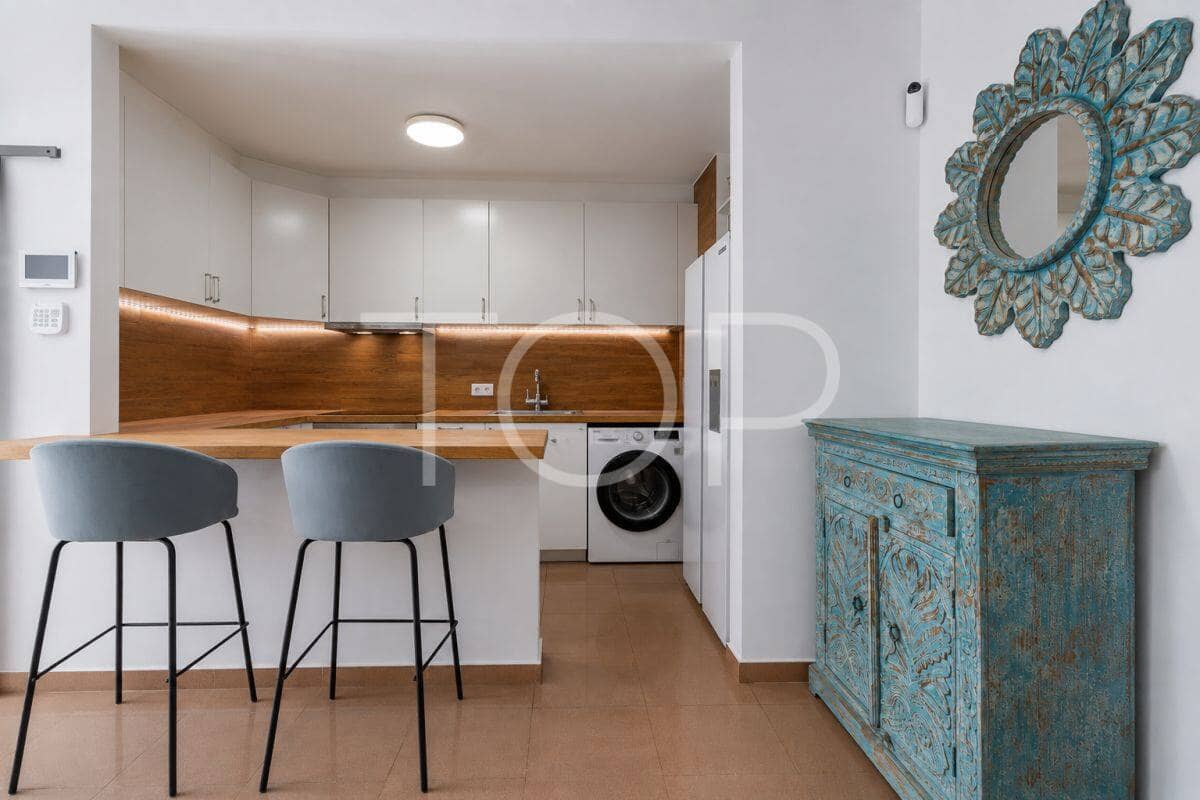 2 bedroom Flat for sale in Playa del Duque with pool garage - € 435,000 (Ref: 10048590)