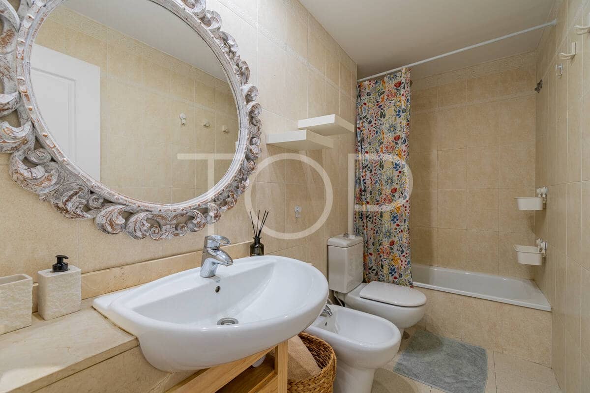 2 bedroom Flat for sale in Playa del Duque with pool garage - € 435,000 (Ref: 10048590)