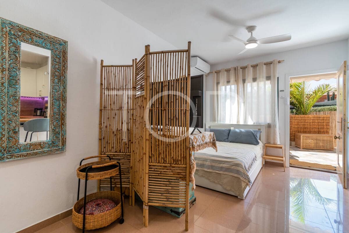 2 bedroom Flat for sale in Playa del Duque with pool garage - € 435,000 (Ref: 10048590)