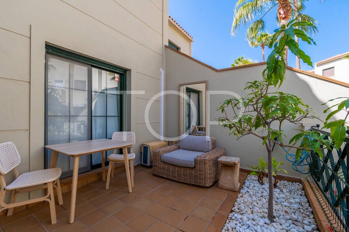 2 bedroom Flat for sale in Playa del Duque with pool garage - € 435,000 (Ref: 10048590)