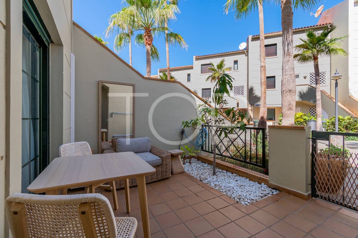 2 bedroom Flat for sale in Playa del Duque with pool garage - € 435,000 (Ref: 10048590)
