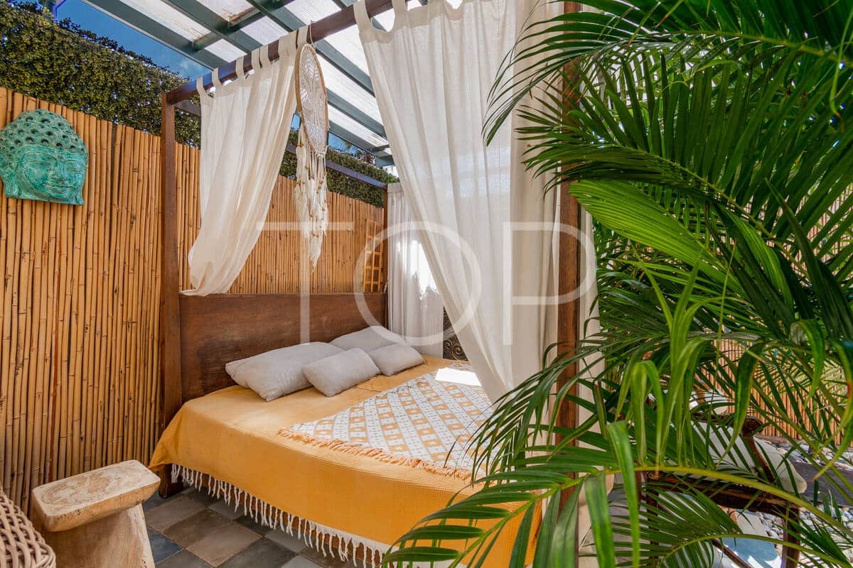2 bedroom Flat for sale in Playa del Duque with pool garage - € 435,000 (Ref: 10048590)