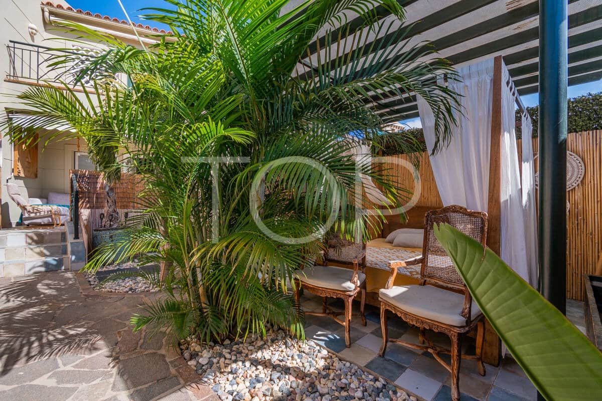 2 bedroom Flat for sale in Playa del Duque with pool garage - € 435,000 (Ref: 10048590)