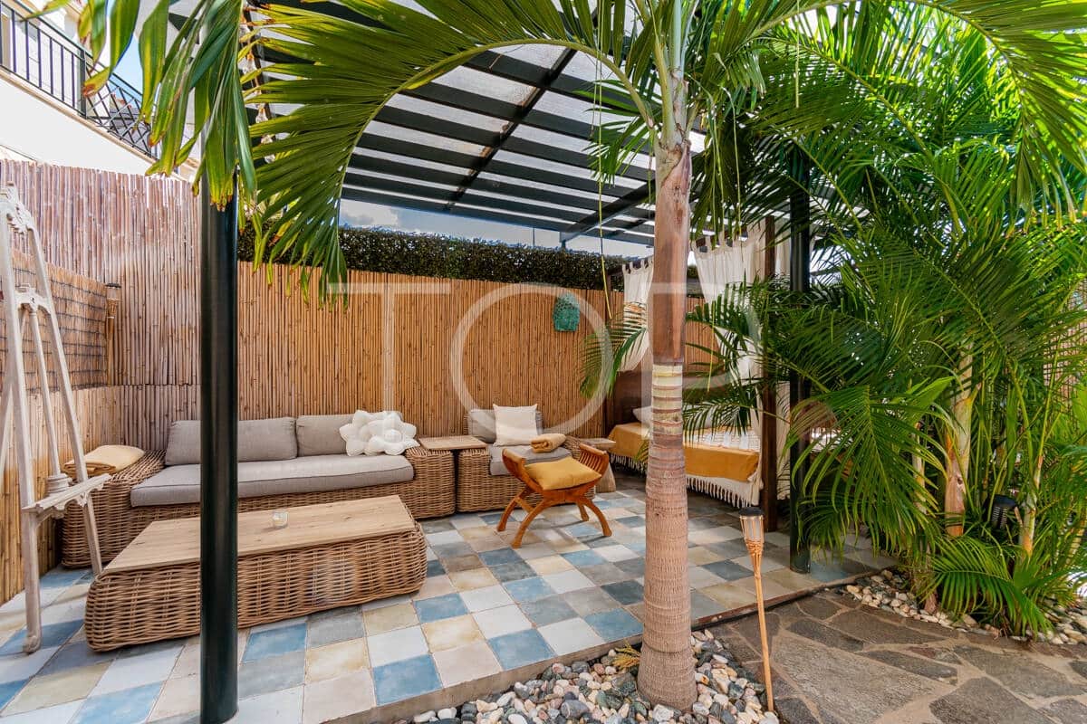 2 bedroom Flat for sale in Playa del Duque with pool garage - € 435,000 (Ref: 10048590)
