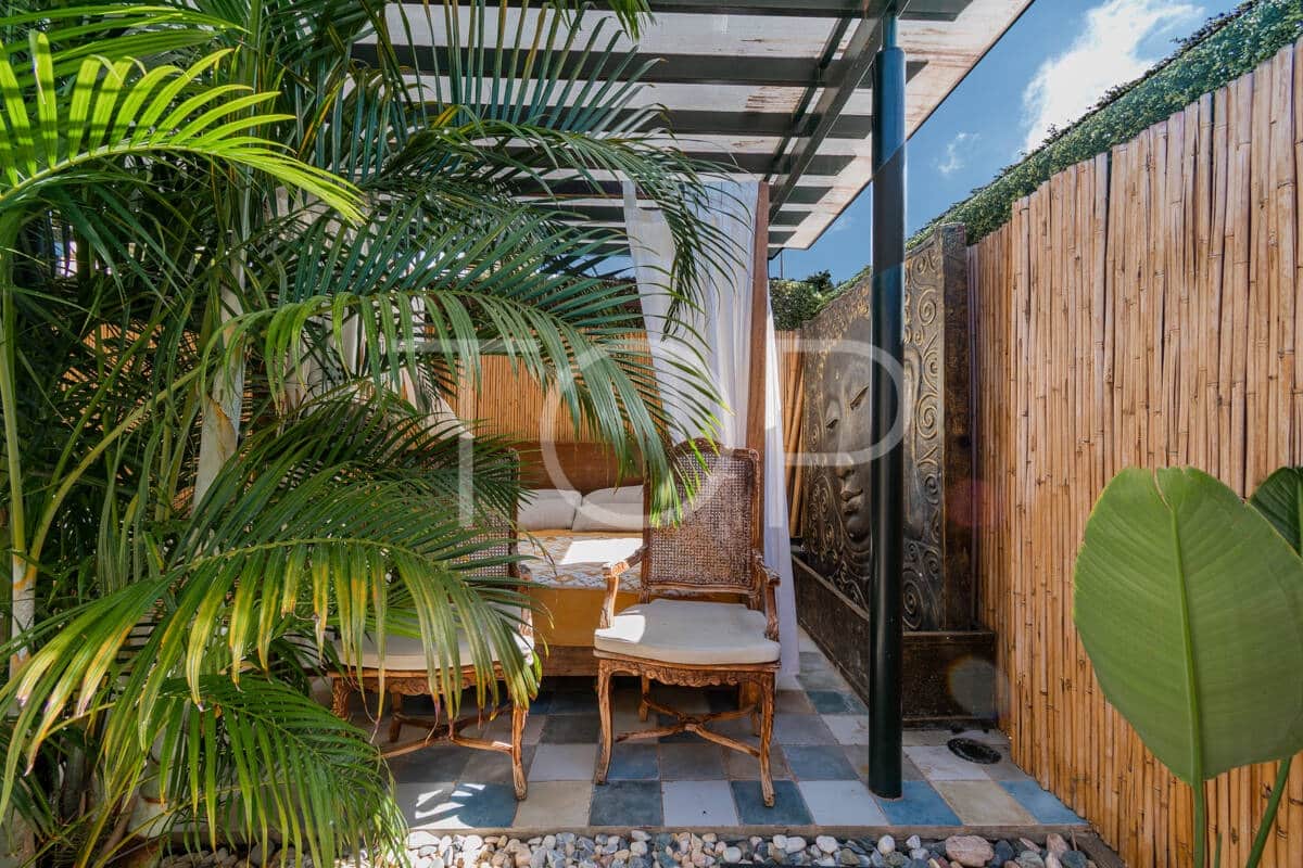 2 bedroom Flat for sale in Playa del Duque with pool garage - € 435,000 (Ref: 10048590)