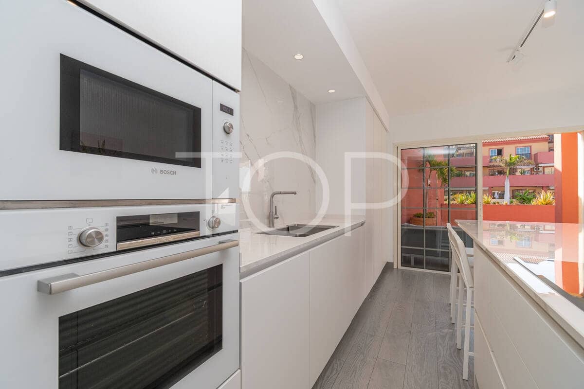 3 chambre Appartement à vendre à Playa del Duque avec piscine - 895 000 € (Ref: 10048592)