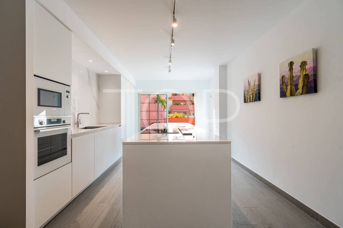 3 chambre Appartement à vendre à Playa del Duque avec piscine - 895 000 € (Ref: 10048592)