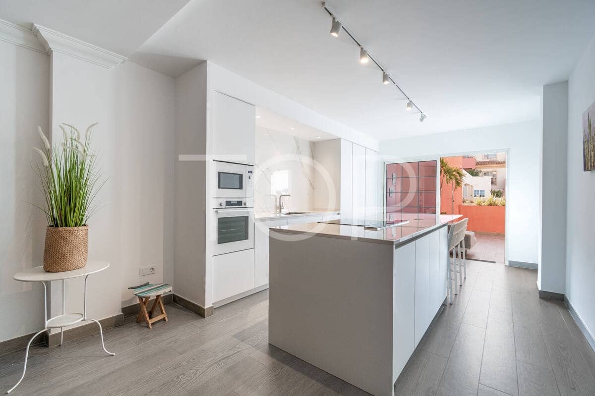 3 chambre Appartement à vendre à Playa del Duque avec piscine - 895 000 € (Ref: 10048592)