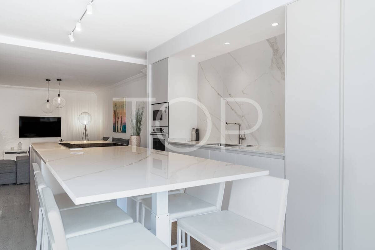 3 chambre Appartement à vendre à Playa del Duque avec piscine - 895 000 € (Ref: 10048592)