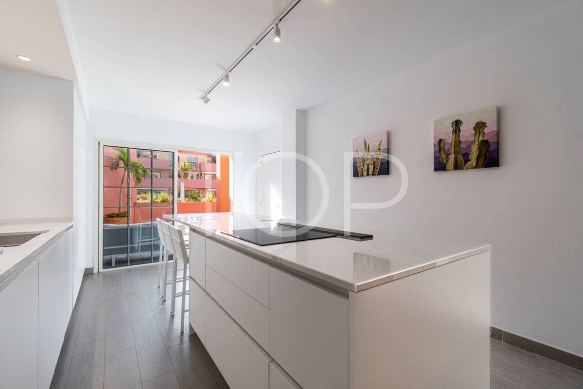 3 chambre Appartement à vendre à Playa del Duque avec piscine - 895 000 € (Ref: 10048592)