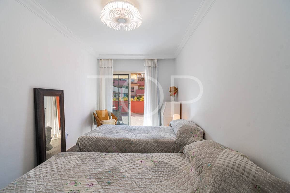 3 chambre Appartement à vendre à Playa del Duque avec piscine - 895 000 € (Ref: 10048592)