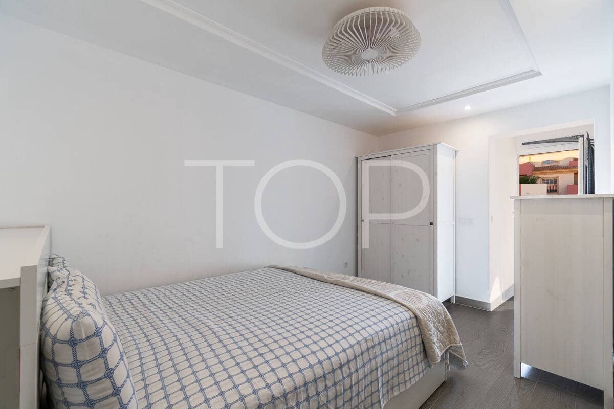 3 chambre Appartement à vendre à Playa del Duque avec piscine - 895 000 € (Ref: 10048592)