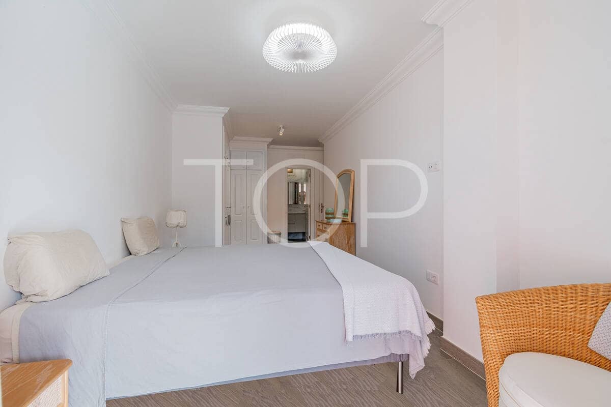 3 chambre Appartement à vendre à Playa del Duque avec piscine - 895 000 € (Ref: 10048592)