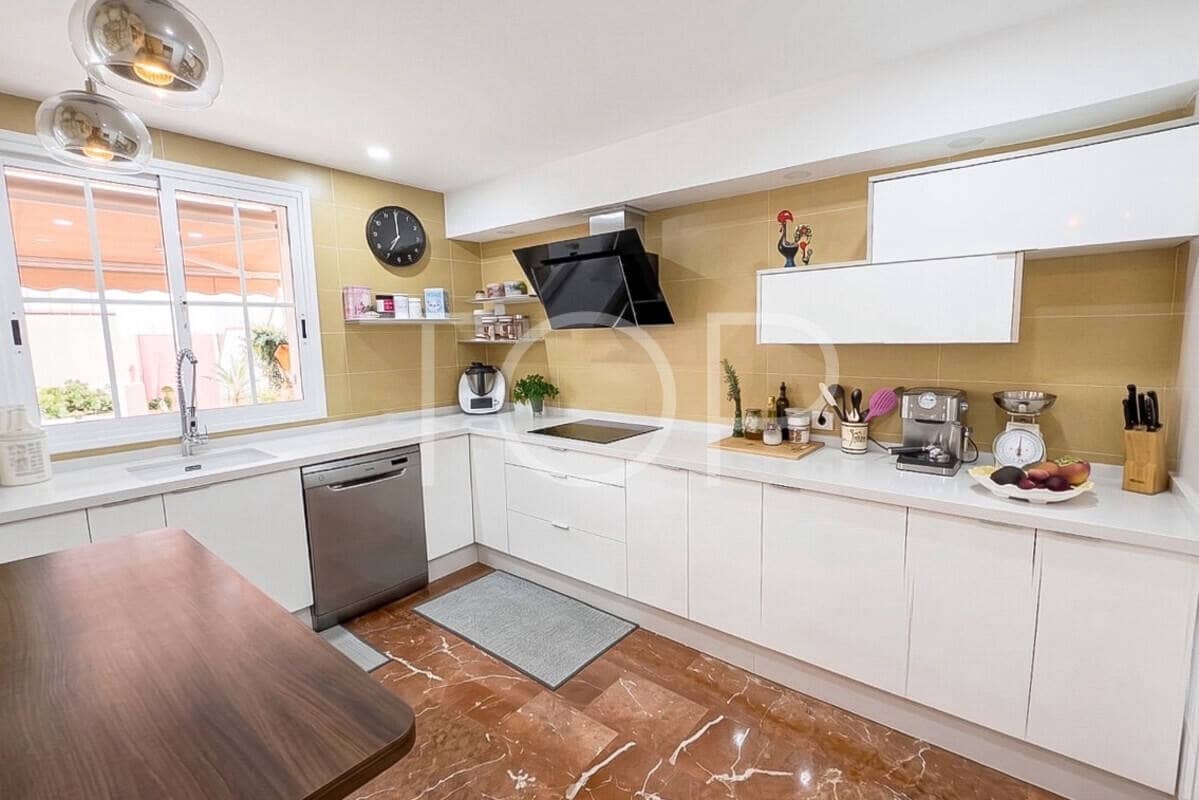 3 chambre Villa/Maison Mitoyenne à vendre à Adeje avec piscine garage - 695 000 € (Ref: 10063533)