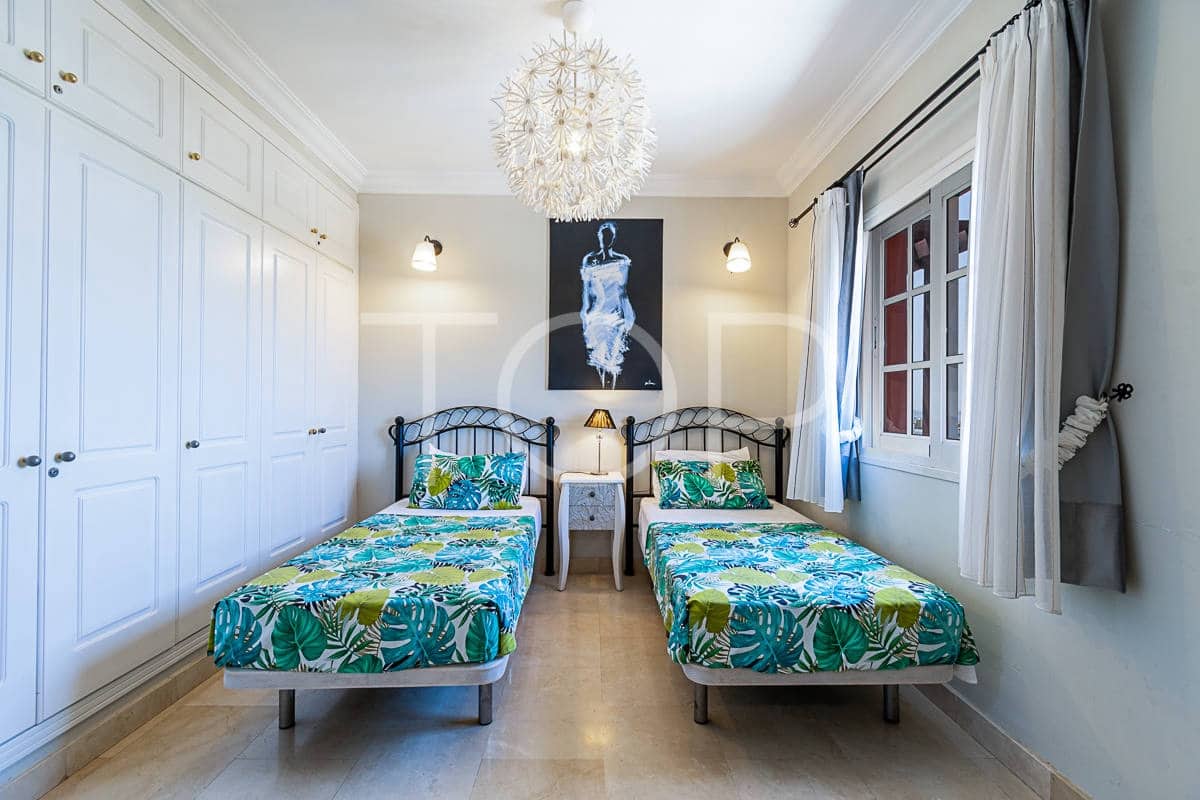 Ático de 3 habitaciones en Playa del Duque en venta con piscina garaje - 950.000 € (Ref: 10063534)