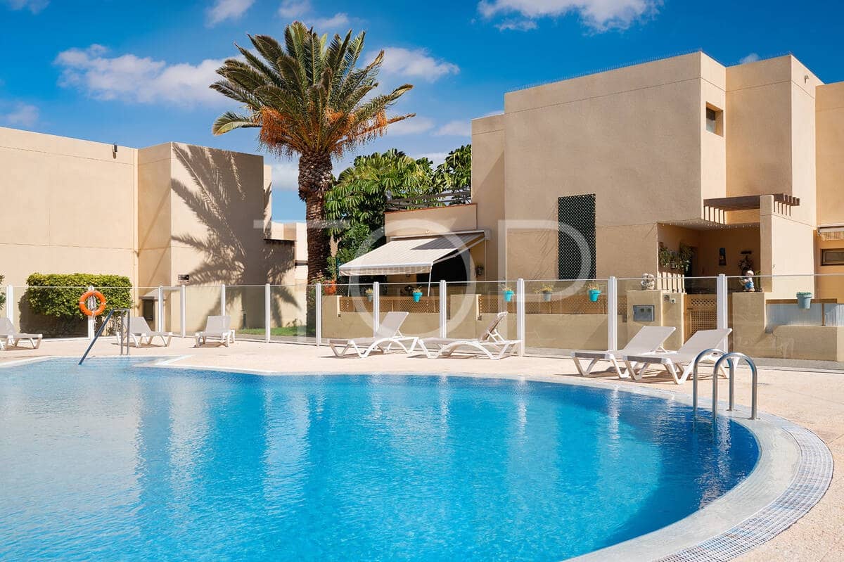 Adosado de 2 habitaciones en La Tejita en venta con piscina garaje - 550.000 € (Ref: 10063535)
