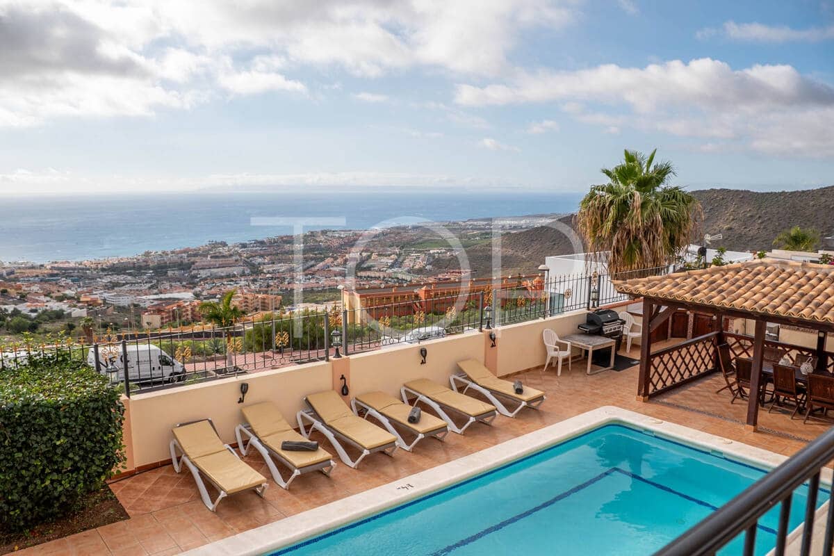 Chalet de 5 habitaciones en Costa Adeje en venta con piscina garaje - 1.500.000 € (Ref: 10145625)