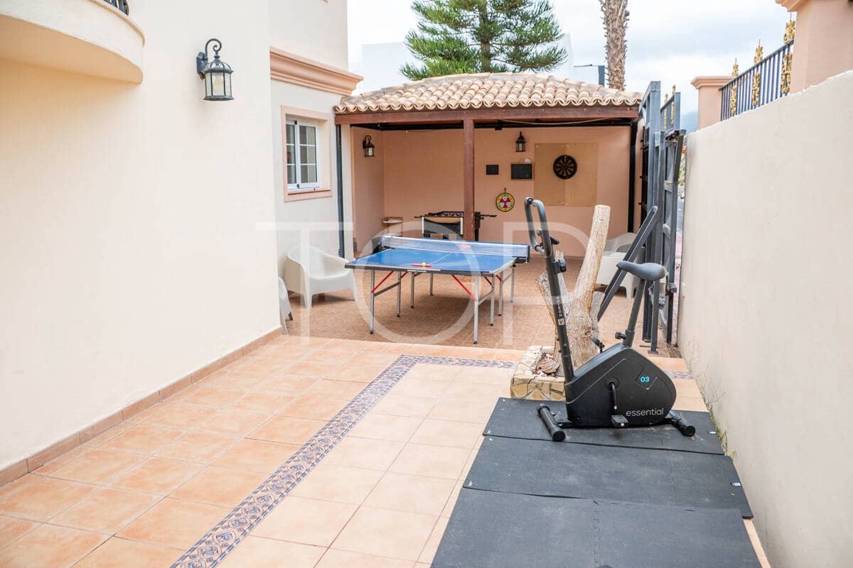 Chalet de 5 habitaciones en Costa Adeje en venta con piscina garaje - 1.500.000 € (Ref: 10145625)