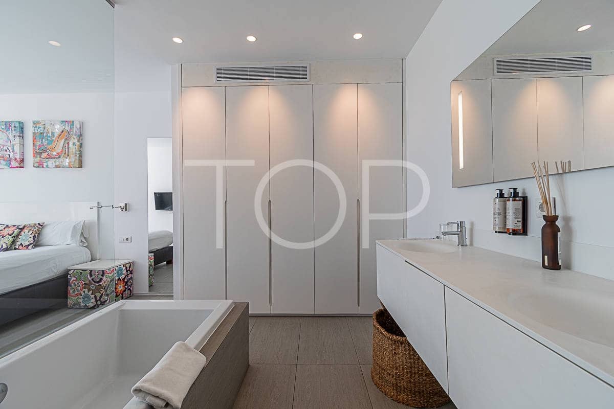 2 soveværelse Lejlighed til salg i Playa del Duque med swimmingpool - € 1.175.000 (Ref: 7673204)