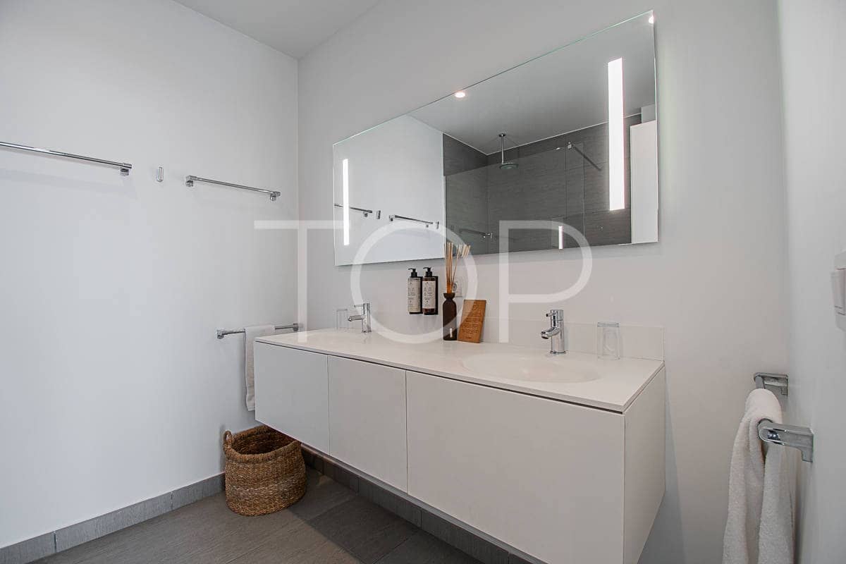 2 soveværelse Lejlighed til salg i Playa del Duque med swimmingpool - € 1.175.000 (Ref: 7673204)