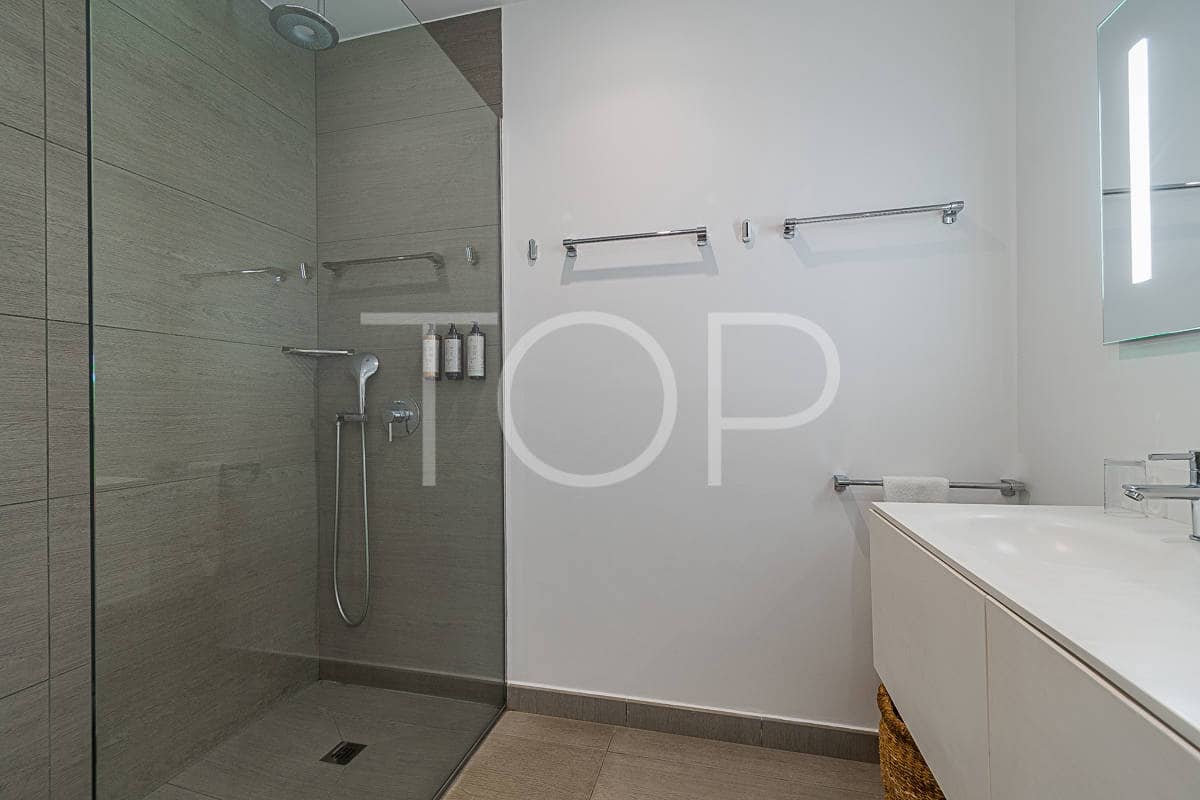 2 soveværelse Lejlighed til salg i Playa del Duque med swimmingpool - € 1.175.000 (Ref: 7673204)