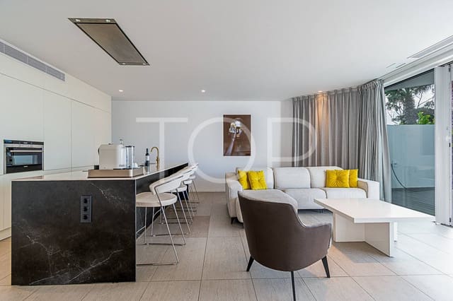 2 soveværelse Lejlighed til salg i Playa del Duque, Adeje med swimmingpool - € 1.175.000 (Ref: 7673204)