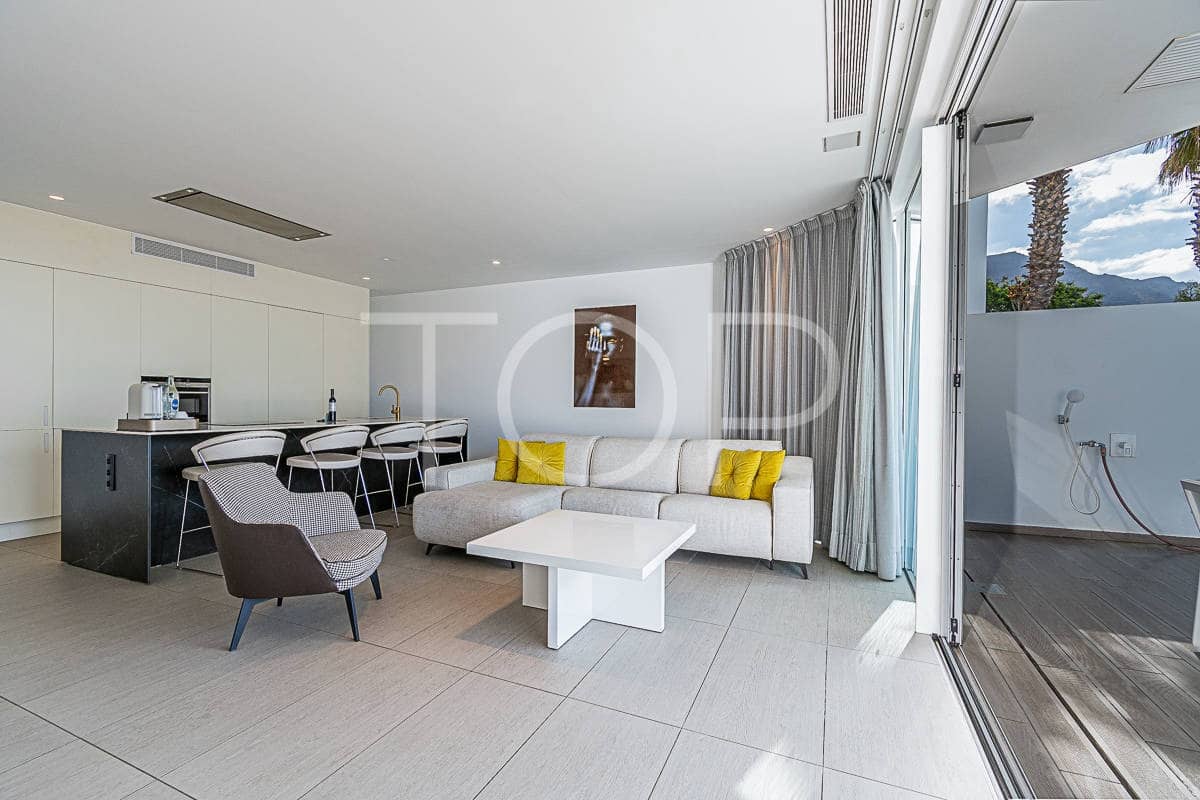 2 soveværelse Lejlighed til salg i Playa del Duque med swimmingpool - € 1.175.000 (Ref: 7673204)