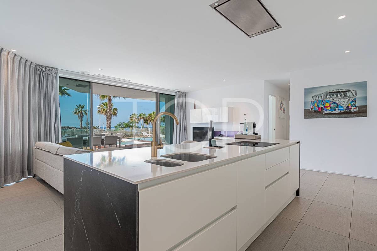 2 soveværelse Lejlighed til salg i Playa del Duque med swimmingpool - € 1.175.000 (Ref: 7673204)