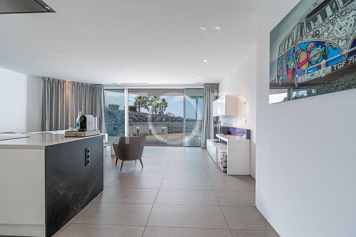 2 soveværelse Lejlighed til salg i Playa del Duque med swimmingpool - € 1.175.000 (Ref: 7673204)