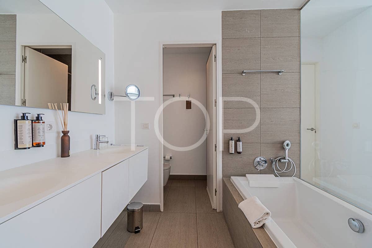 2 soveværelse Lejlighed til salg i Playa del Duque med swimmingpool - € 1.175.000 (Ref: 7673204)