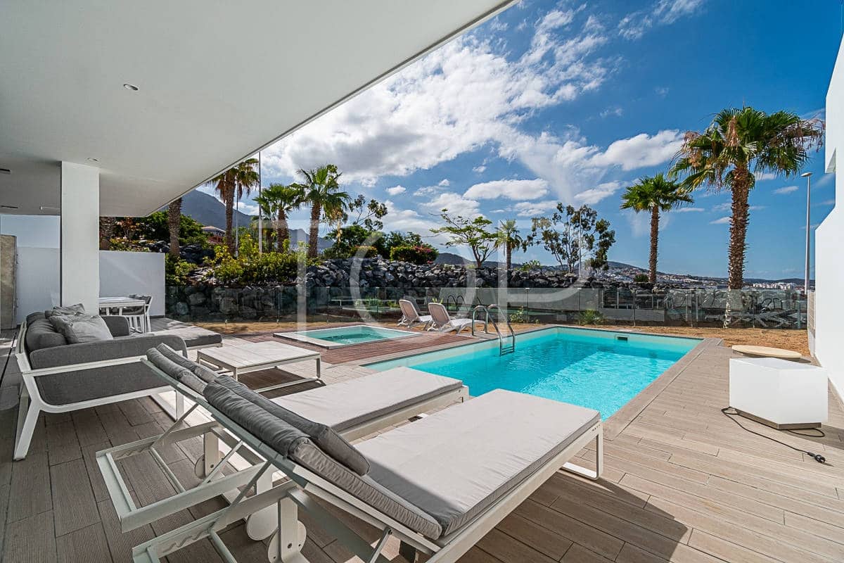 2 soveværelse Lejlighed til salg i Playa del Duque med swimmingpool - € 1.175.000 (Ref: 7673204)