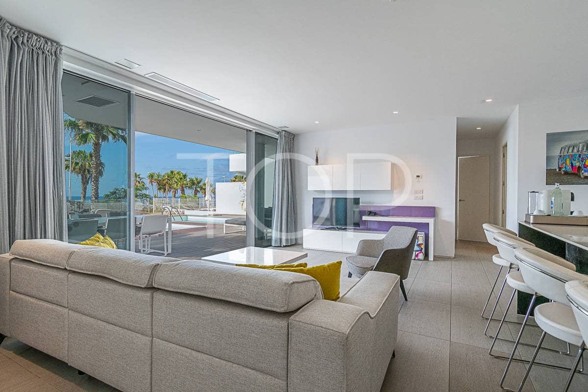 2 soveværelse Lejlighed til salg i Playa del Duque med swimmingpool - € 1.175.000 (Ref: 7673204)