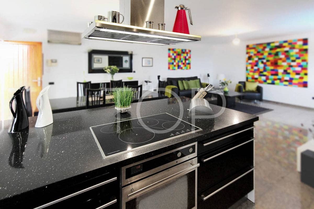 9 soveværelse Finca/Landehus til salg i Alcala med swimmingpool garage - € 3.050.000 (Ref: 7673247)