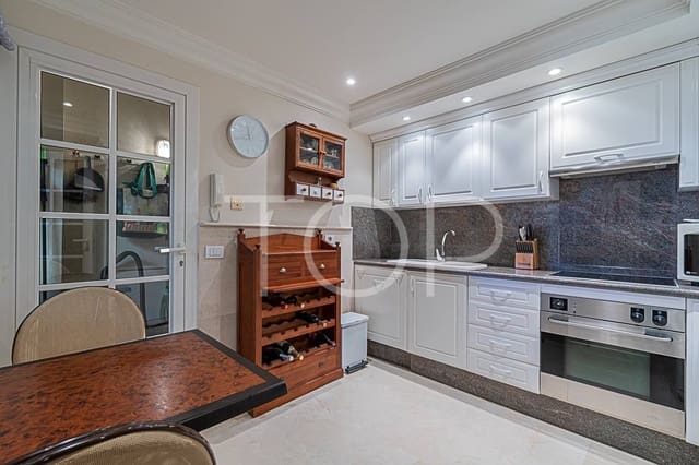 3 soveværelse Penthouse til salg i Playa del Duque, Adeje med swimmingpool garage - € 895.000 (Ref: 7673271)