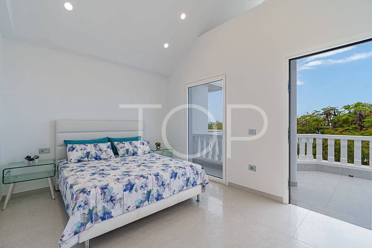 3 slaapkamer Rijtjeshuis te koop in Playa Fanabe met zwembad garage - € 1.400.000 (Ref: 7673321)