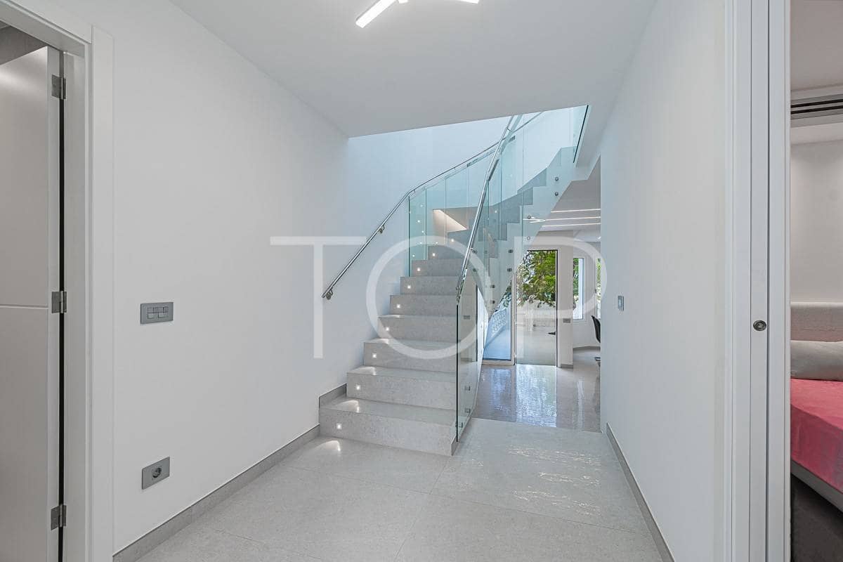 3 slaapkamer Rijtjeshuis te koop in Playa Fanabe met zwembad garage - € 1.400.000 (Ref: 7673321)