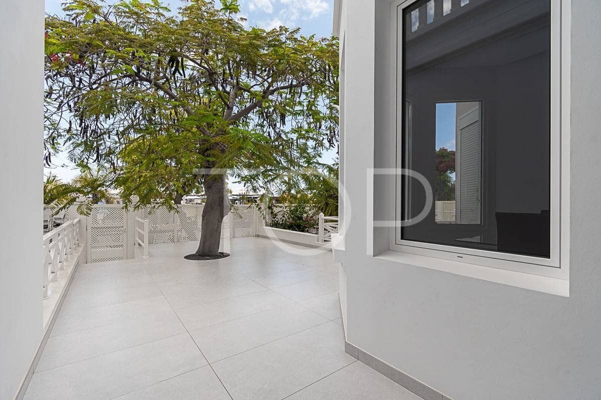 3 slaapkamer Rijtjeshuis te koop in Playa Fanabe met zwembad garage - € 1.400.000 (Ref: 7673321)