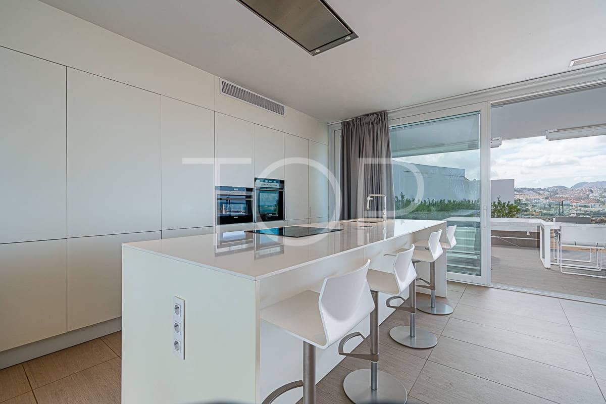 2 makuuhuone Asunto myytävänä paikassa Playa del Duque mukana uima-altaan - 1 200 000 € (Ref: 7795520)