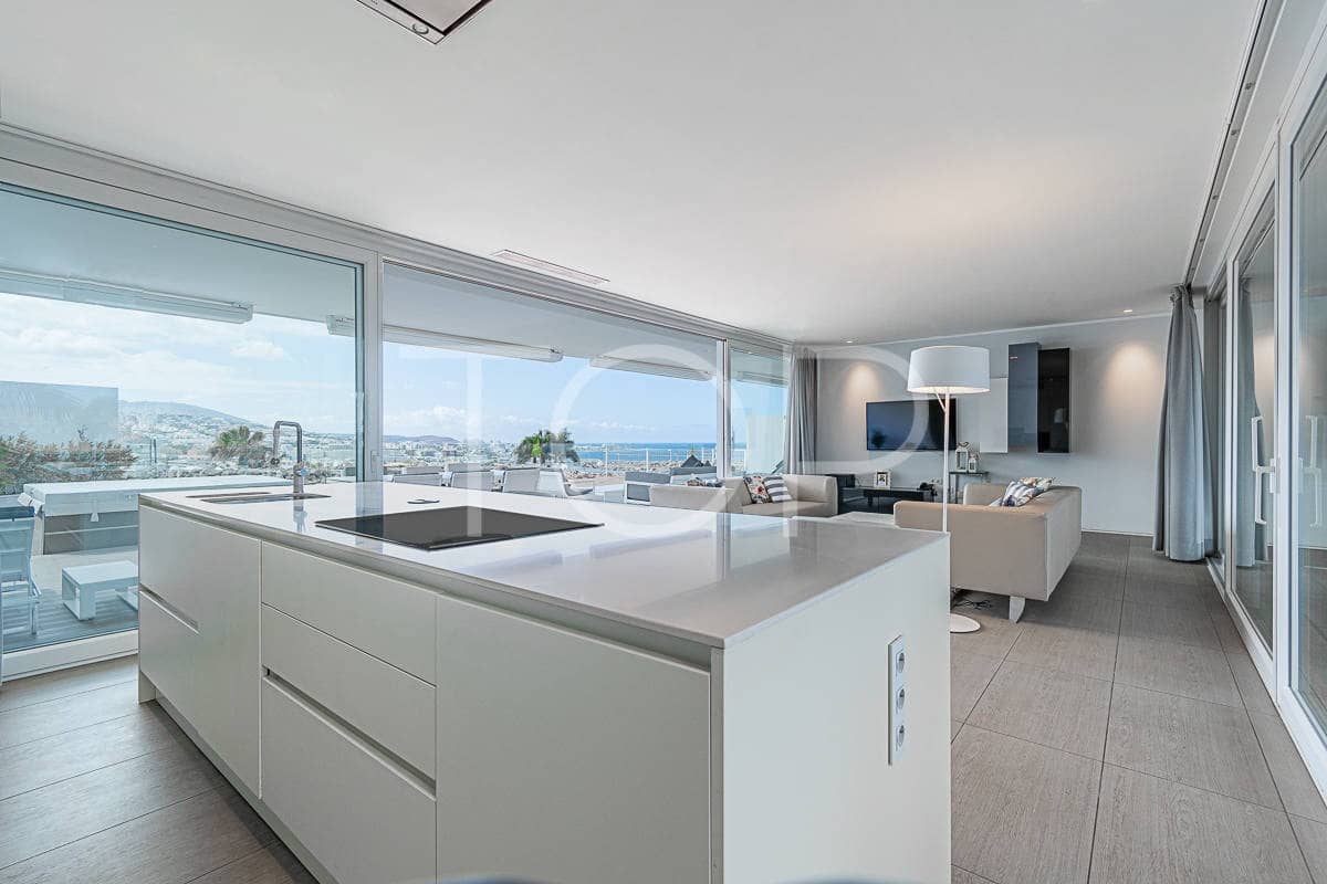 2 makuuhuone Asunto myytävänä paikassa Playa del Duque mukana uima-altaan - 1 200 000 € (Ref: 7795520)