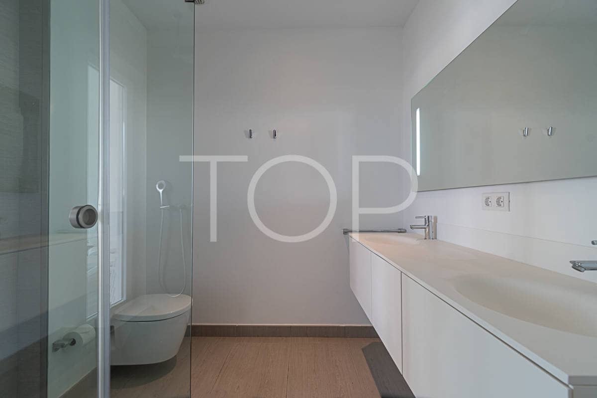 2 makuuhuone Asunto myytävänä paikassa Playa del Duque mukana uima-altaan - 1 200 000 € (Ref: 7795520)