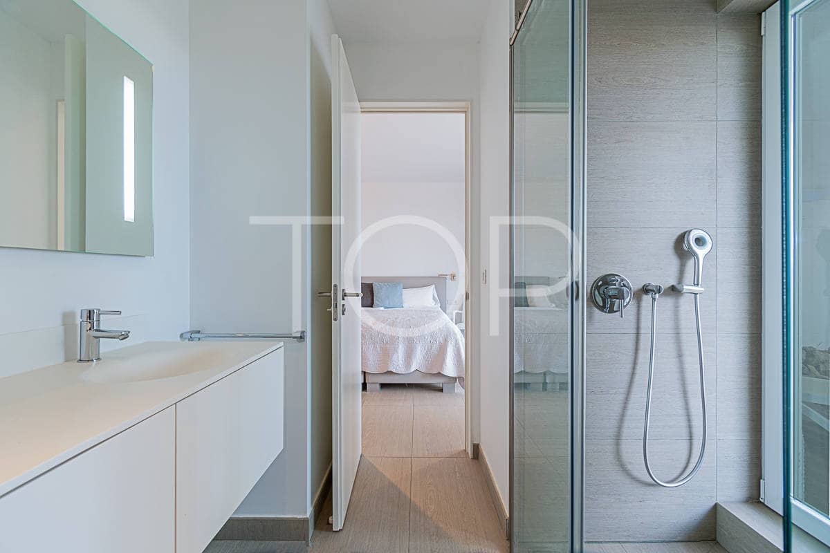 2 makuuhuone Asunto myytävänä paikassa Playa del Duque mukana uima-altaan - 1 200 000 € (Ref: 7795520)