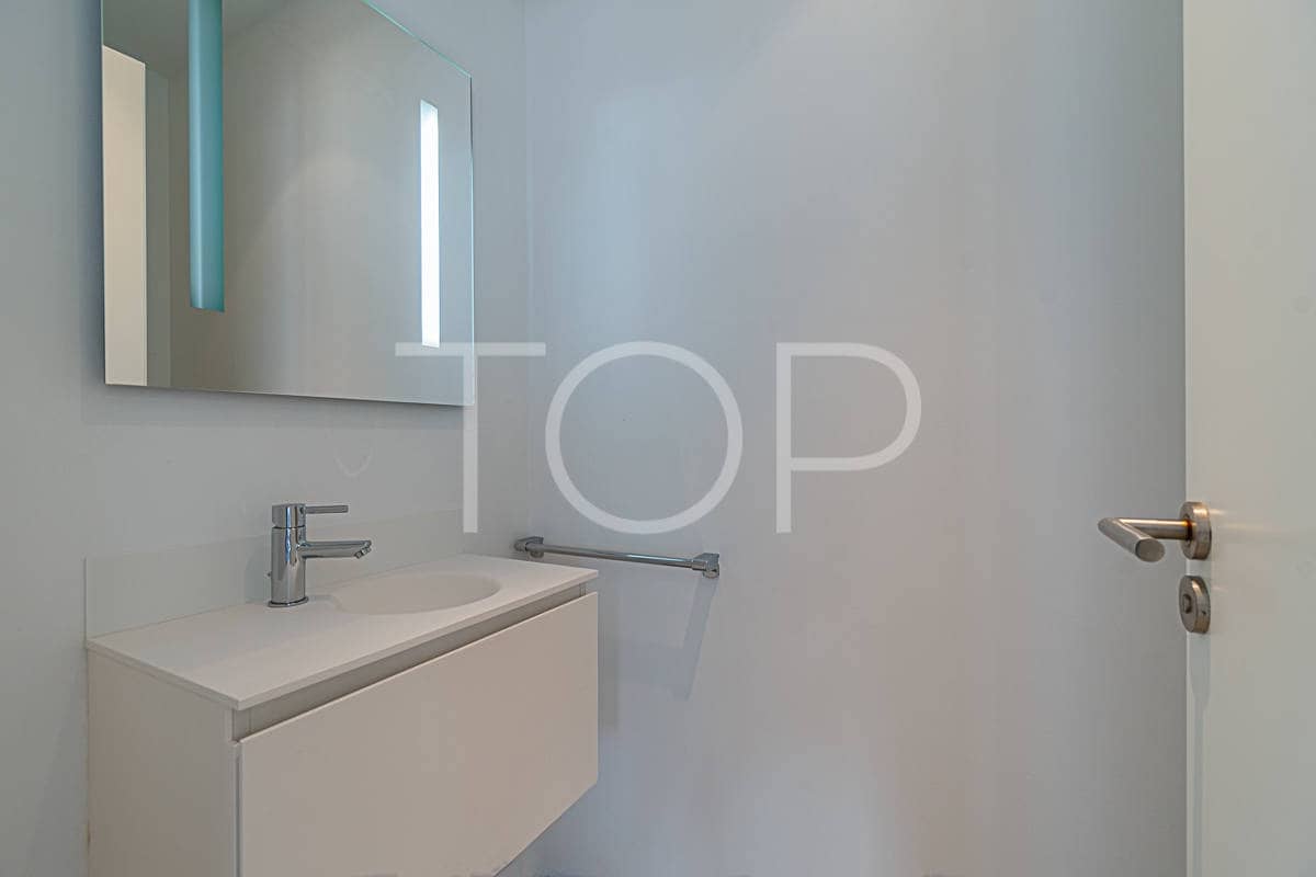 2 makuuhuone Asunto myytävänä paikassa Playa del Duque mukana uima-altaan - 1 200 000 € (Ref: 7795520)