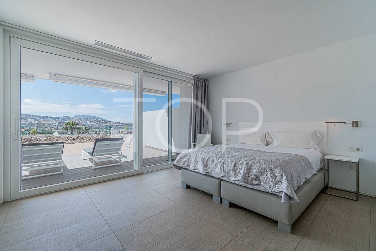 2 makuuhuone Asunto myytävänä paikassa Playa del Duque mukana uima-altaan - 1 200 000 € (Ref: 7795520)