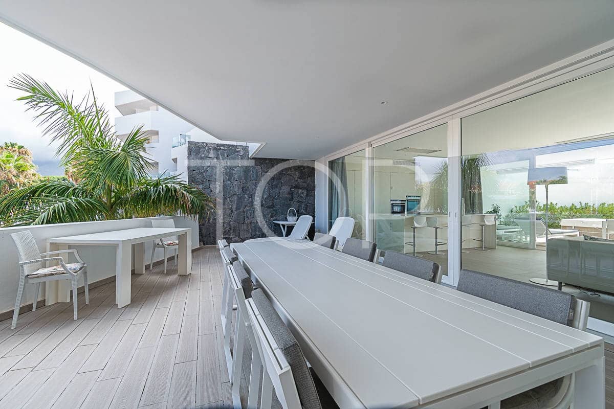 2 makuuhuone Asunto myytävänä paikassa Playa del Duque mukana uima-altaan - 1 200 000 € (Ref: 7795520)