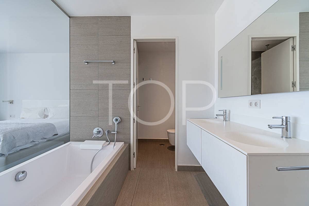 2 makuuhuone Asunto myytävänä paikassa Playa del Duque mukana uima-altaan - 1 200 000 € (Ref: 7795520)